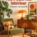 Une pièce de salon décorée dans un style rétro avec des meubles vintage et des motifs colorés.