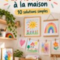 Un mur décoré avec des dessins d'enfants encadrés et accrochés. Mettez en valeur la créativité familiale.